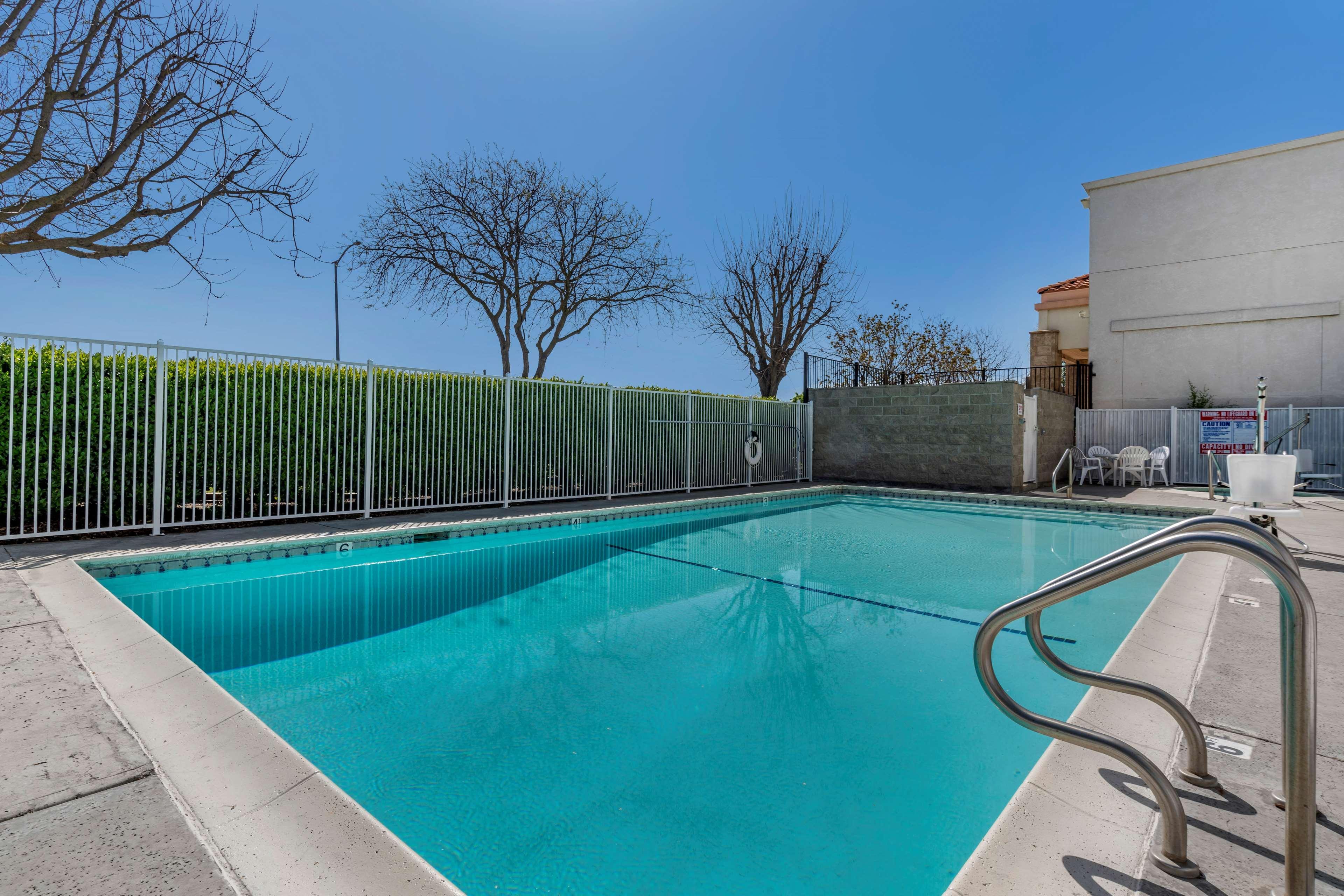 Best Western Luxury Inn Трейси Экстерьер фото