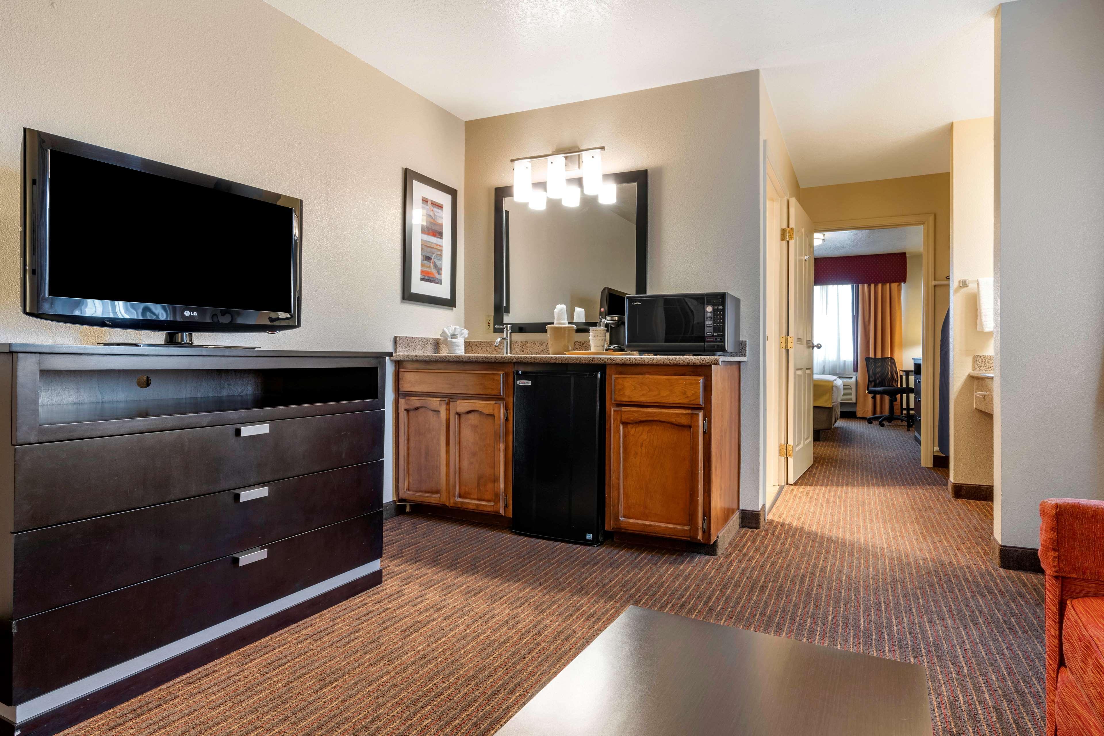 Best Western Luxury Inn Трейси Экстерьер фото