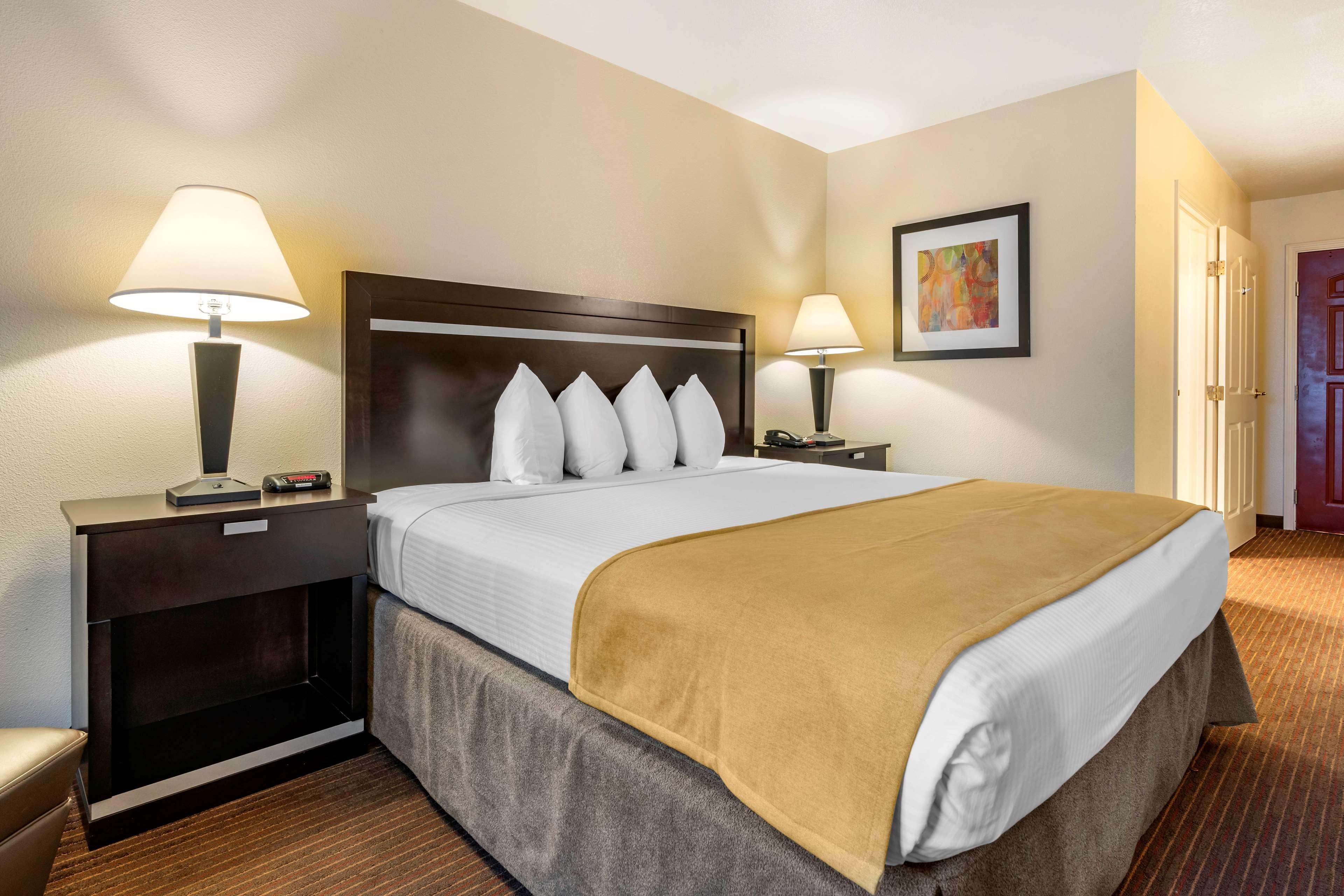 Best Western Luxury Inn Трейси Экстерьер фото