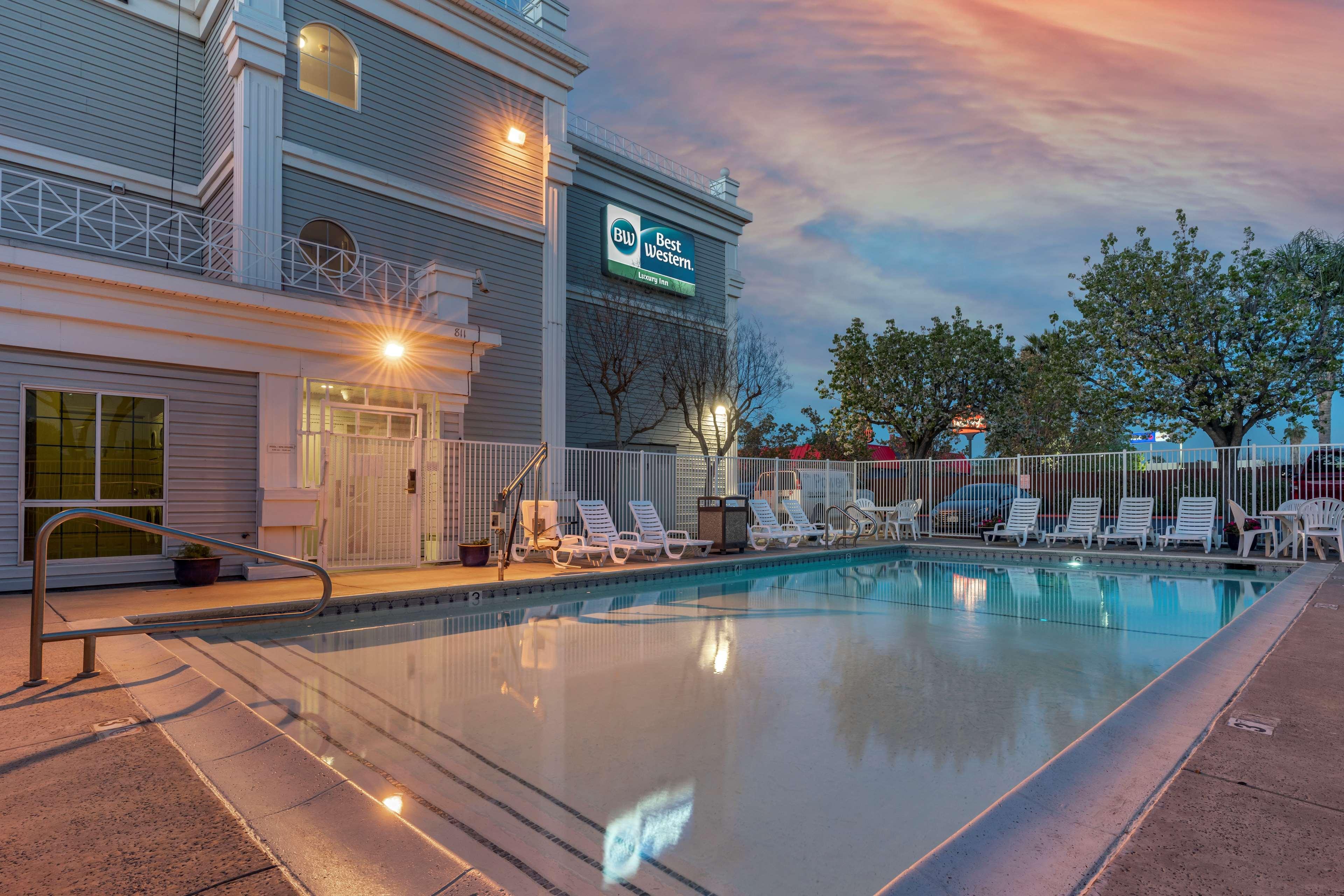Best Western Luxury Inn Трейси Экстерьер фото