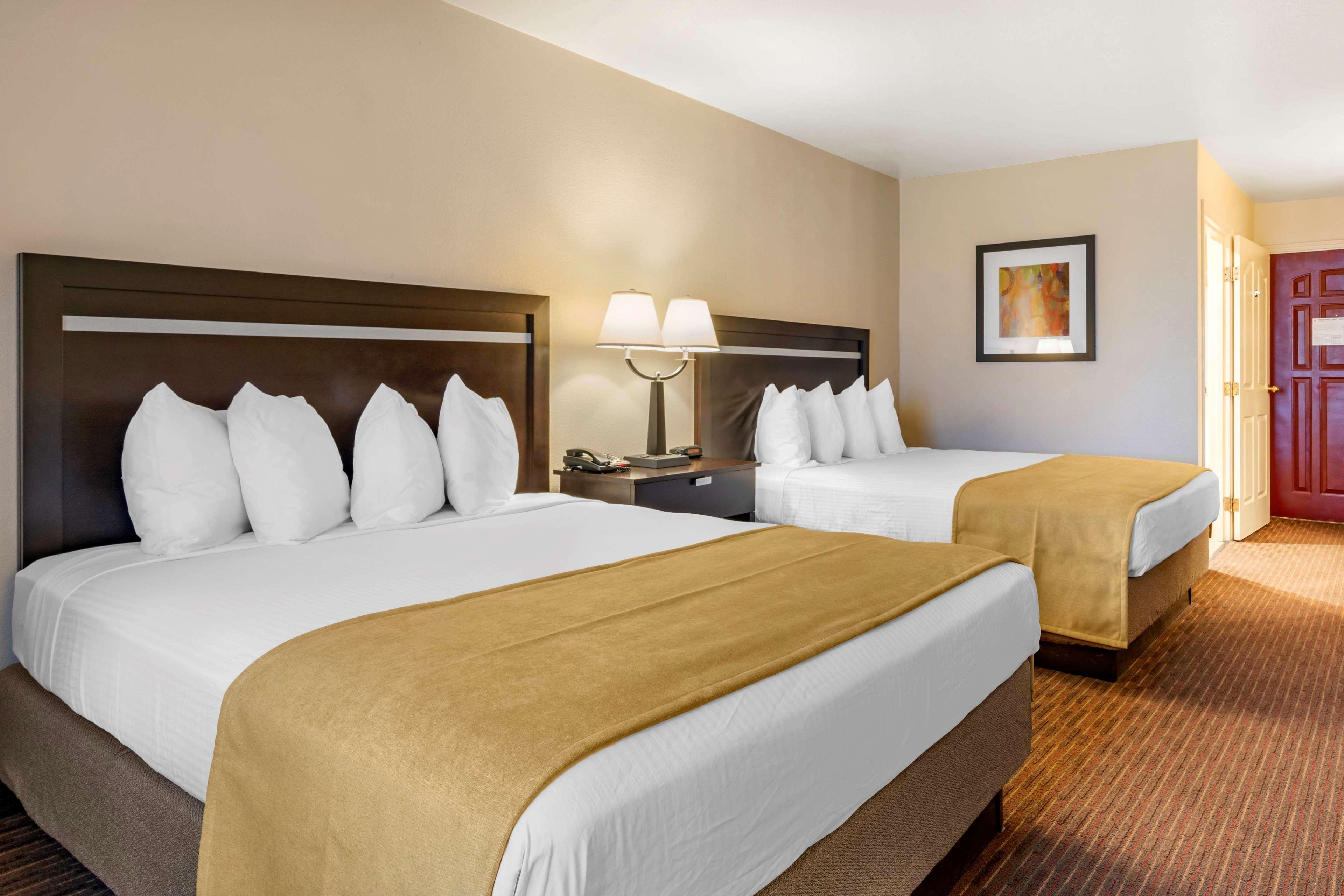 Best Western Luxury Inn Трейси Экстерьер фото