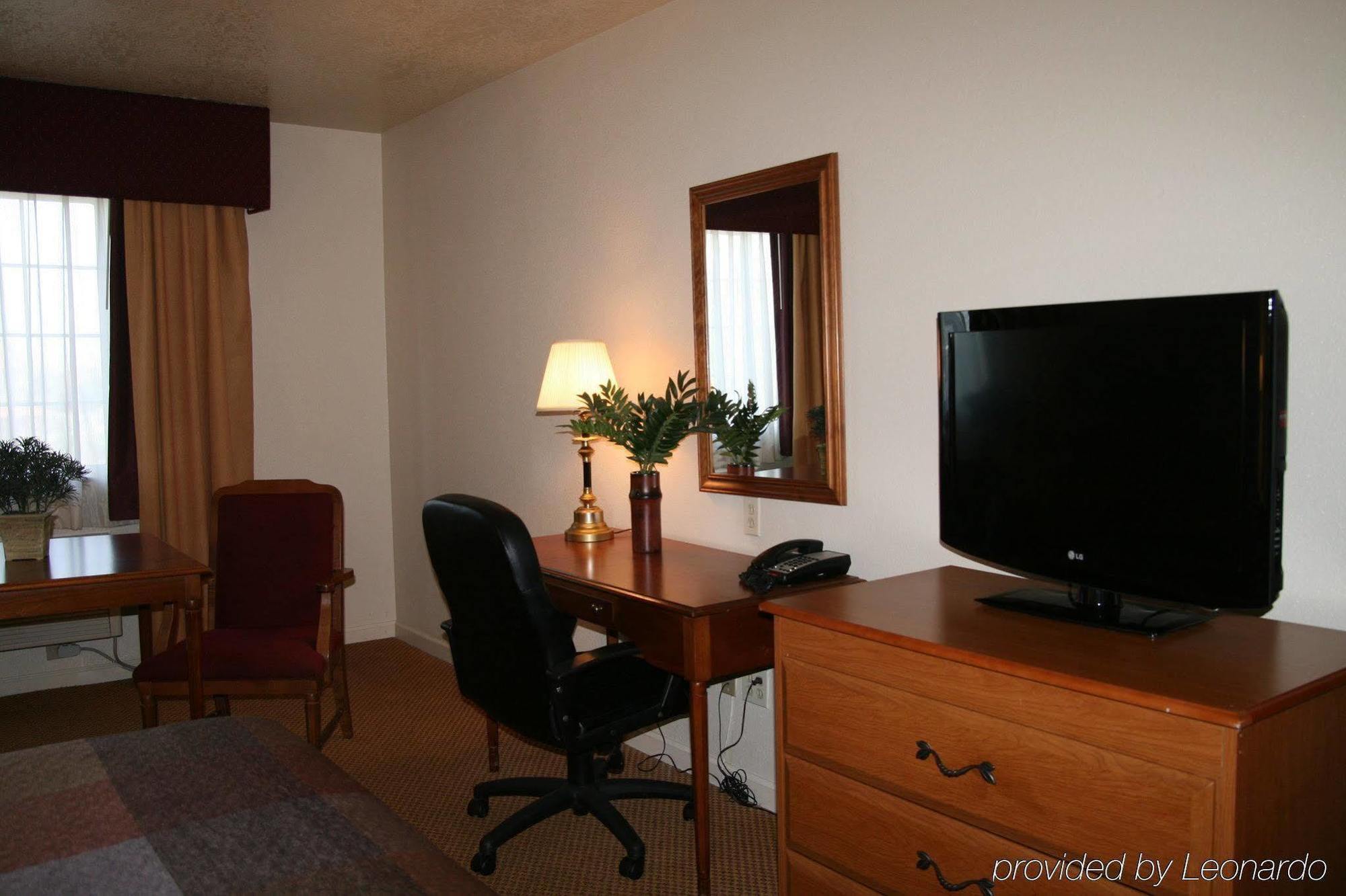 Best Western Luxury Inn Трейси Номер фото